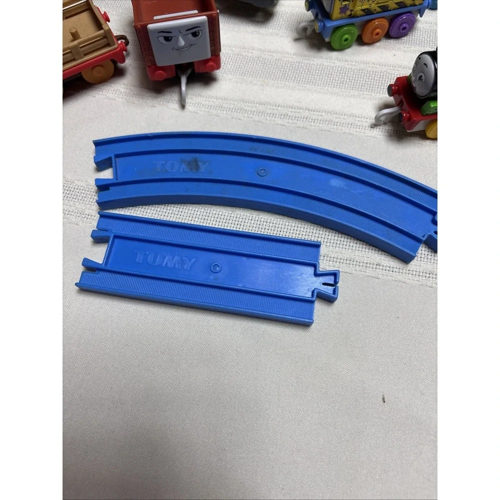 Vtg Thomas The Train Mixed Lot of 6 Engines & Cars Track & Others